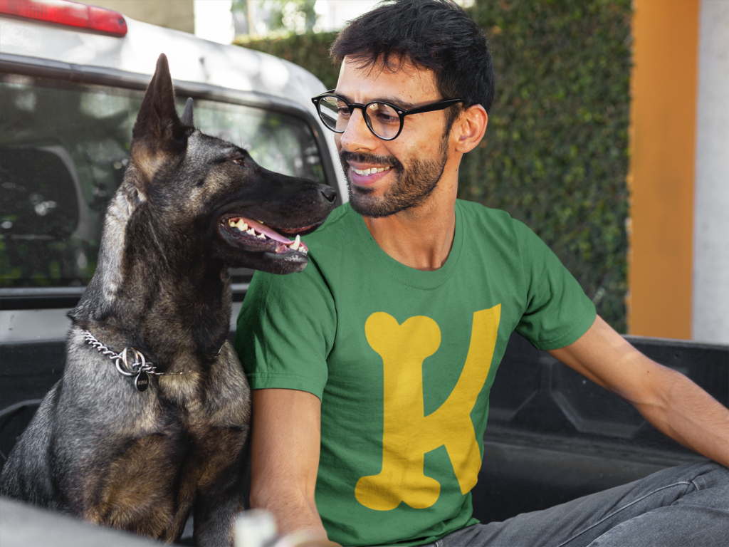 Hombre con perro feliz, vistiendo una camiseta de Krocan - Marca de snacks premium para perros